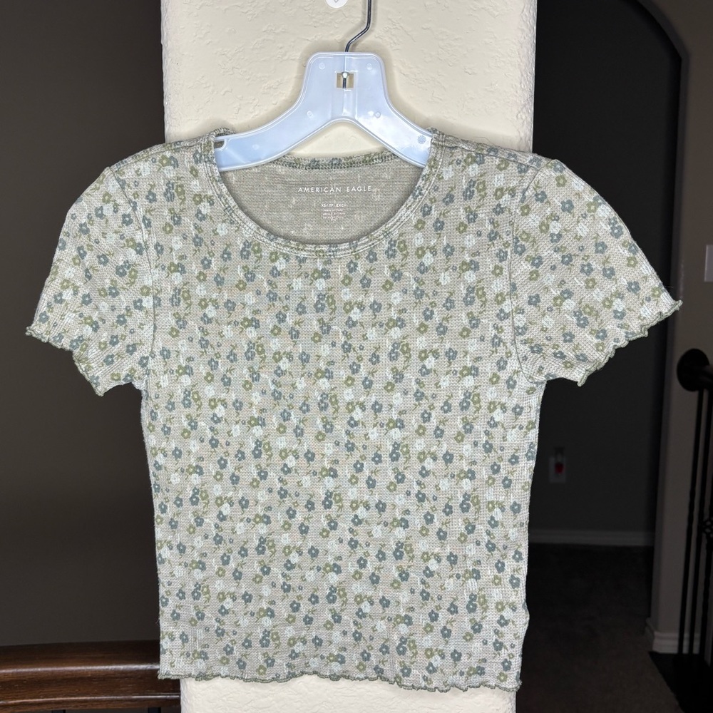 American Eagle Lettuce Edge Floral Shirt Size XS School Stretch Festival Spring